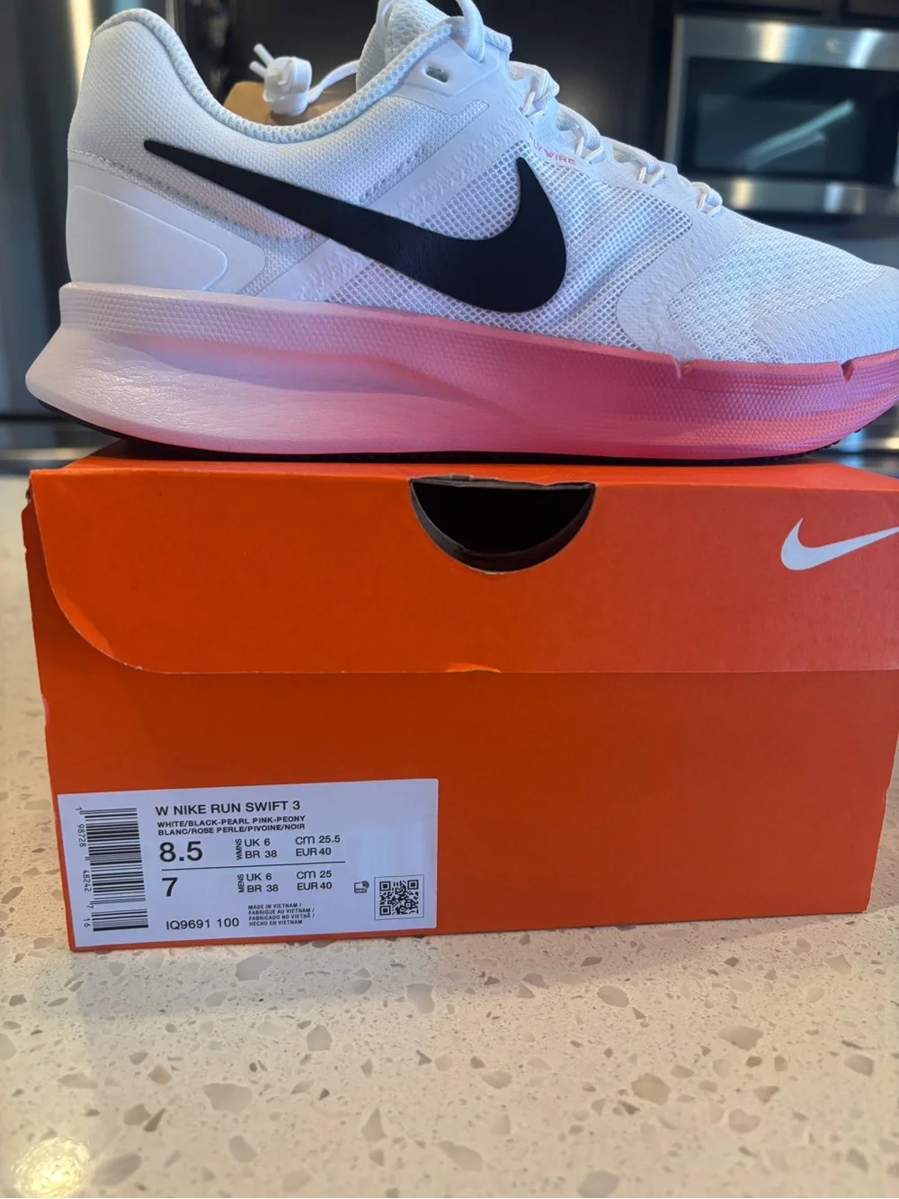 Nike Women’s White, Pink & Black Running Shoes Sneakers 8.5
